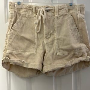 American Eagle cream stretch shorts